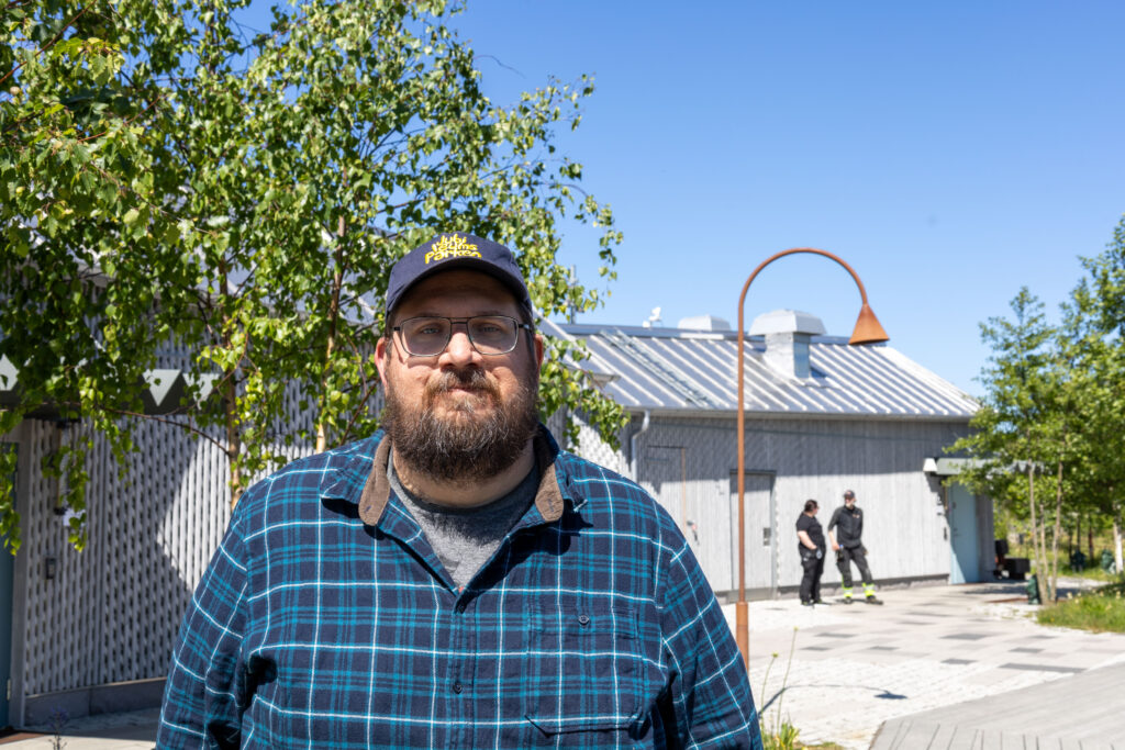 Magnus Sjöberg iklädd en blå skotskrutig skjorta och en keps.