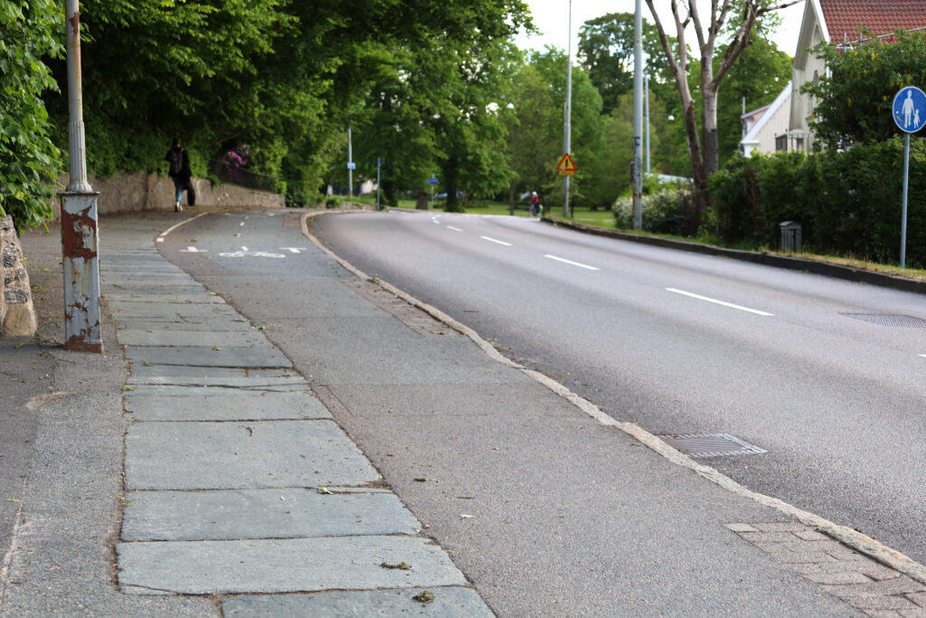 Till höger en bilväg, och till vänster en cykelbana.