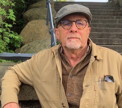 Leif Fredén, iklädd en rutig brun skjorta och beige jacka, tittar in i kameran.