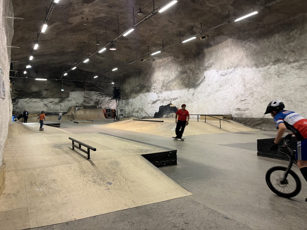 Flera ramper och hinder uppbyggda inuti berget, likt i en grotta.