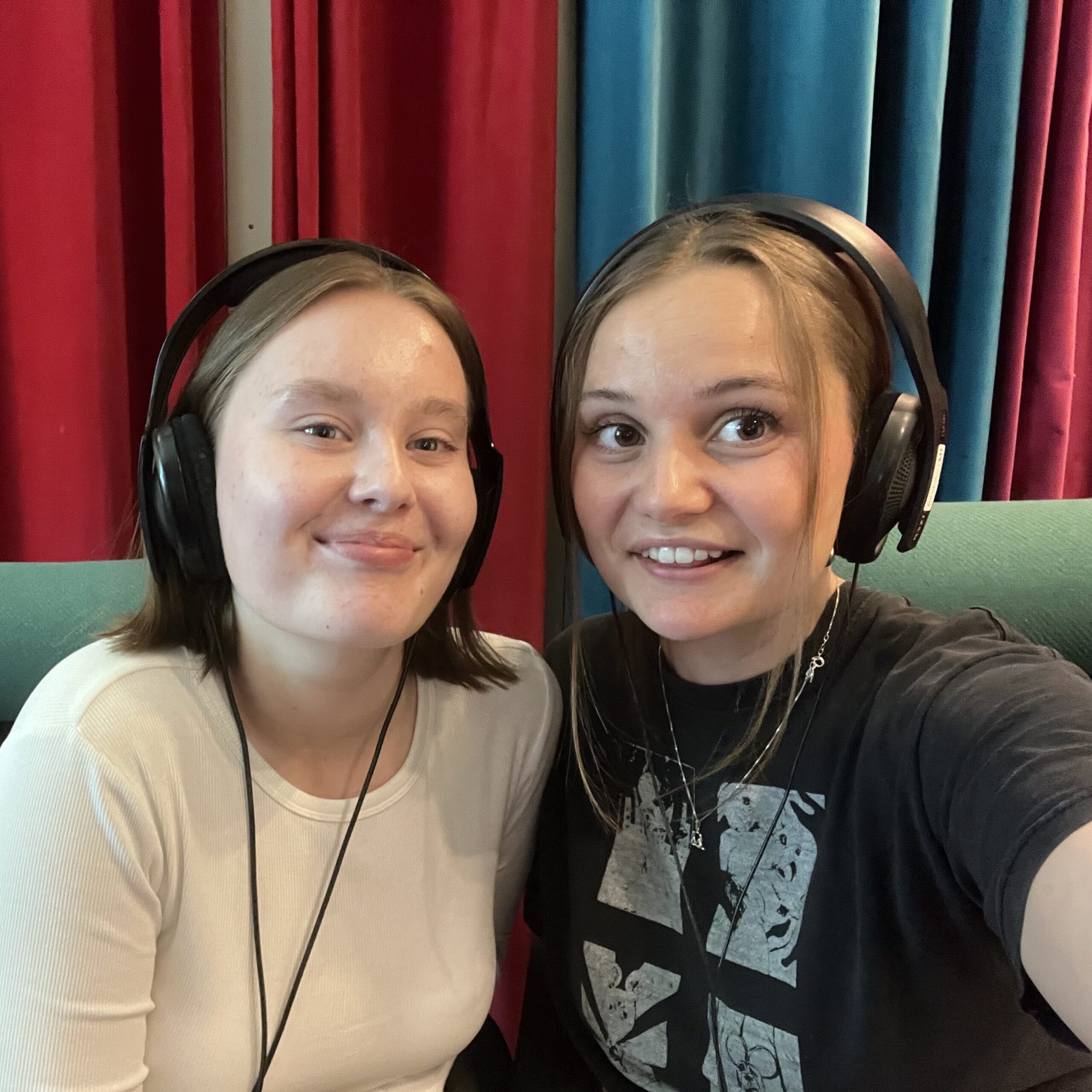 Elin Gustavsson, till vänster, och Maja Matsdotter, till höger, ler mot kameran. Båda har på sig hörlurar.