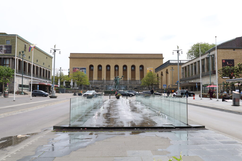 Fontänen mellan körfälten vid Götaplatsen. I bakgrunden står Poseidonstatyn framför Göteborgs Konstmuseum.
