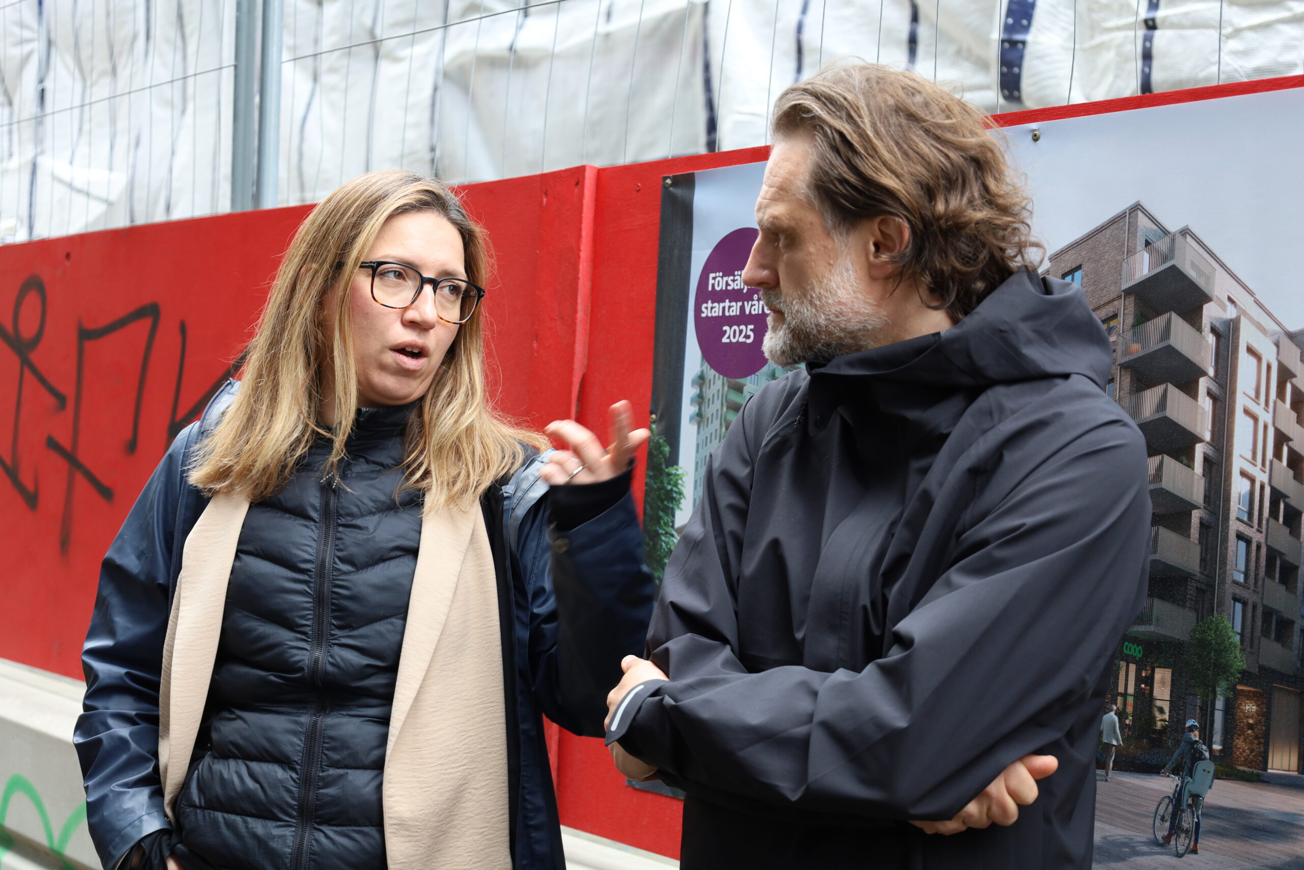Lea Vanessa Lohr, till vänster, med glasögorn och en mörkblå dunjacka, pratar med Anders Pettersson, till höger, iklädd en svart vindjacka.