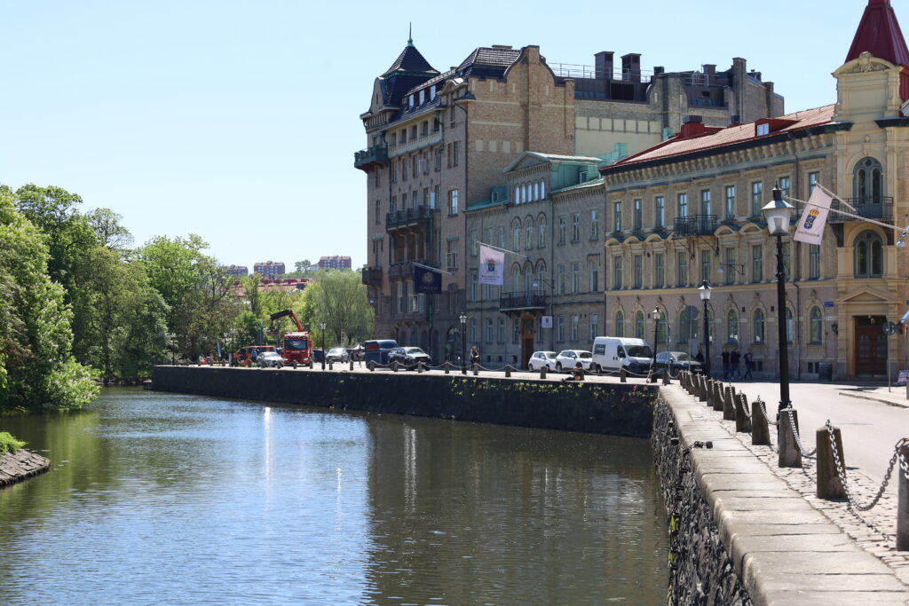 Vallgraven, och i bakgrunden sten- och tegelhus.