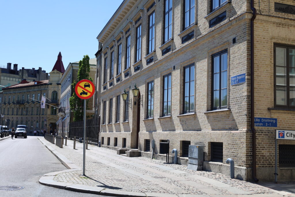 Ljust brunt tegelhus på Stora Nygatan.