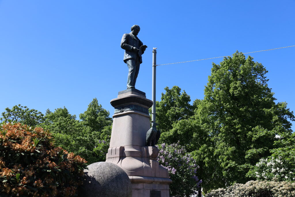 Staty föreställande John Ericsson som läser ett dokument. 