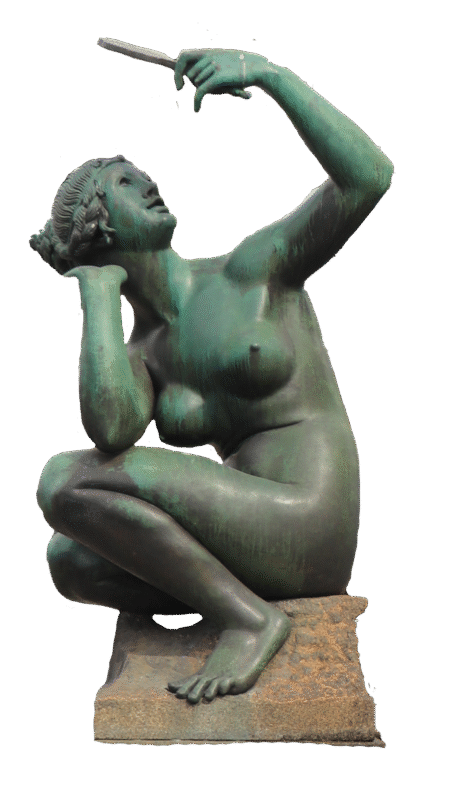 Staty föreställande en fördomsfullt stereotypisk europeisk kvinna. Hon sitter ner och lutar huvudet i ena handel. I den andra håller hon upp en spegel framför sig.