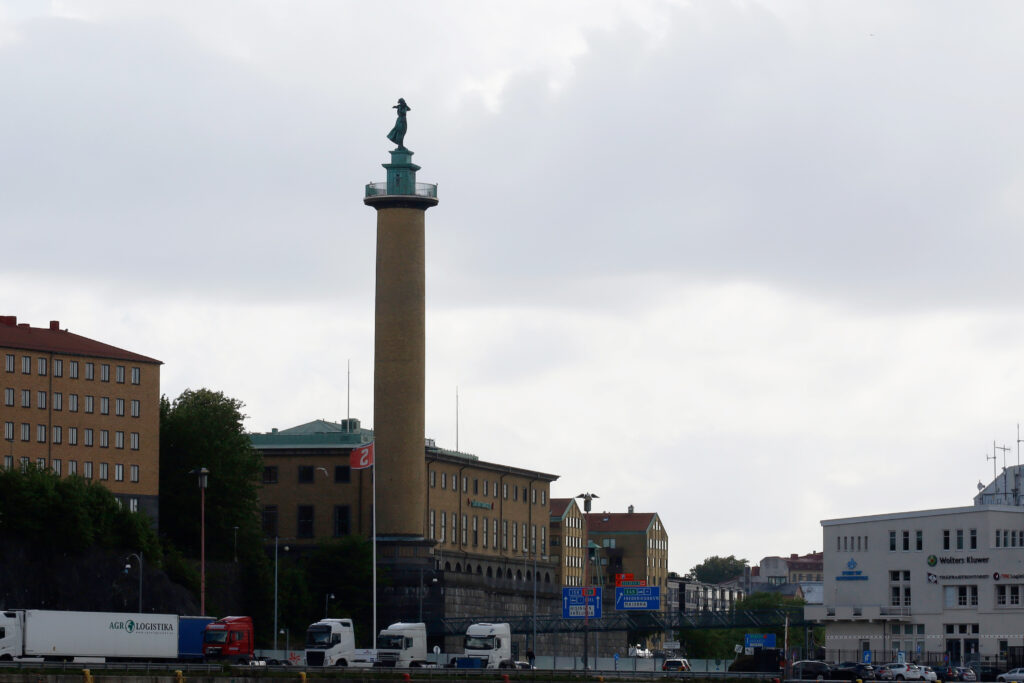 Sjömanshustrun, ett stentorn med en staty av en kvinna i toppen, fotat från håll. 
