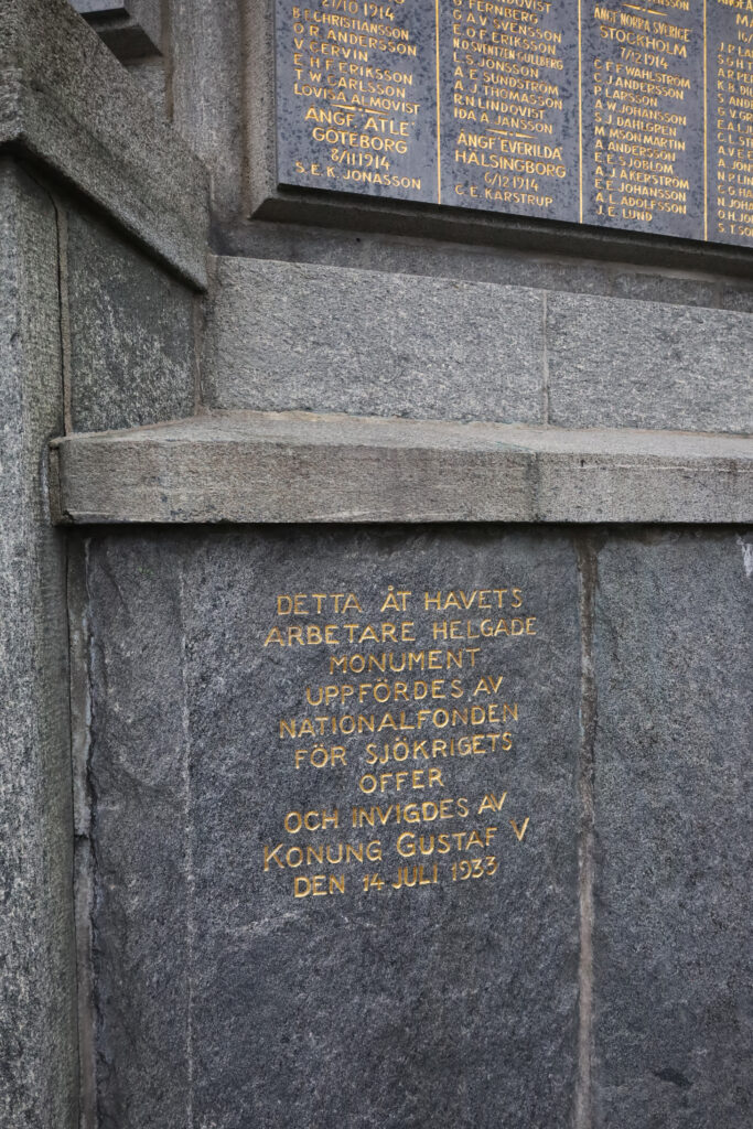 Texten "Detta åt havets arbetare helgade monument uppfördes av nationalfonden för sjökrigets offer och invigdes av Konung Gustaf V den 14 juli 1933" står skriven vid foten av tornet.