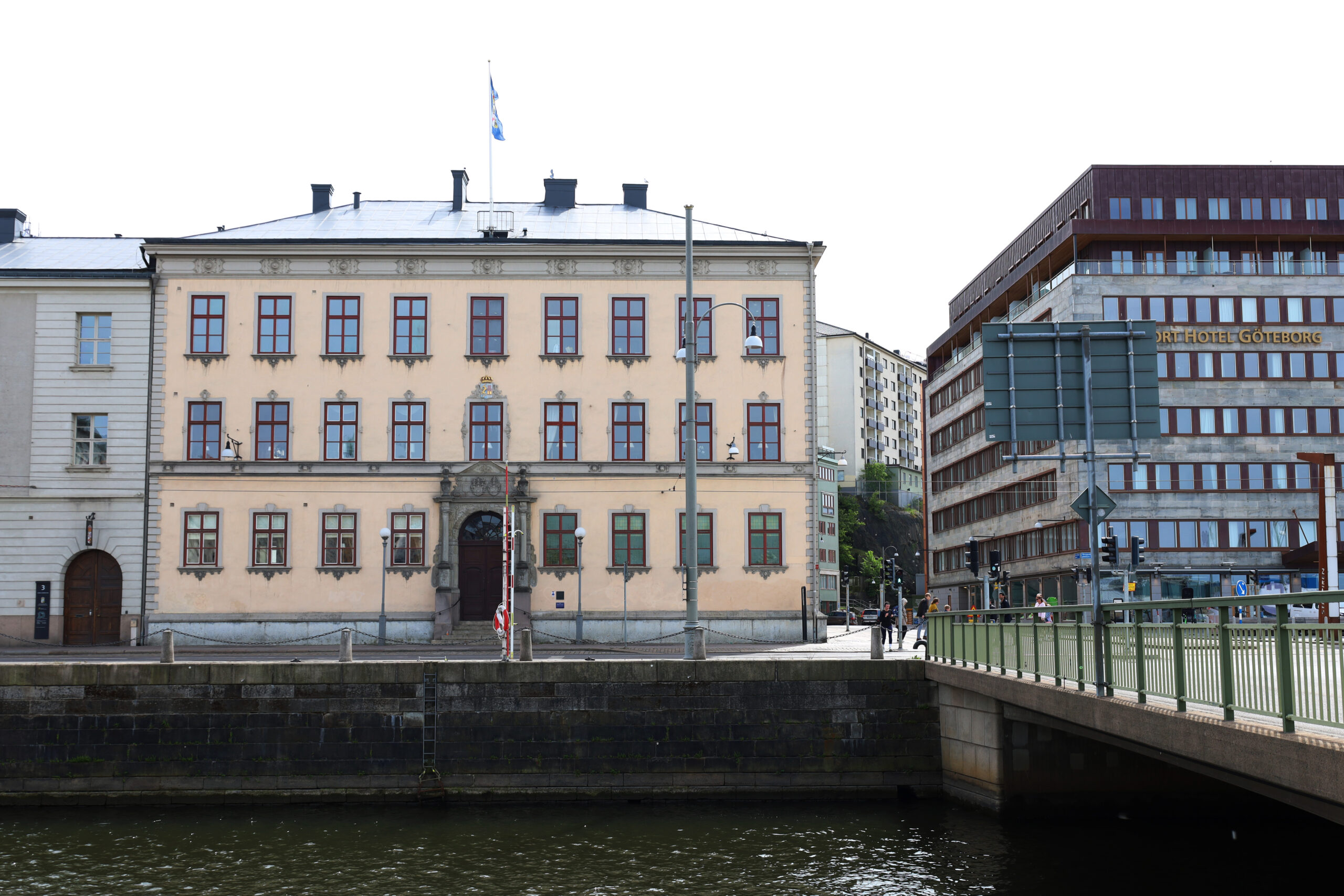 Länsresidensets gula stenfasad, och dess 26 fönster.