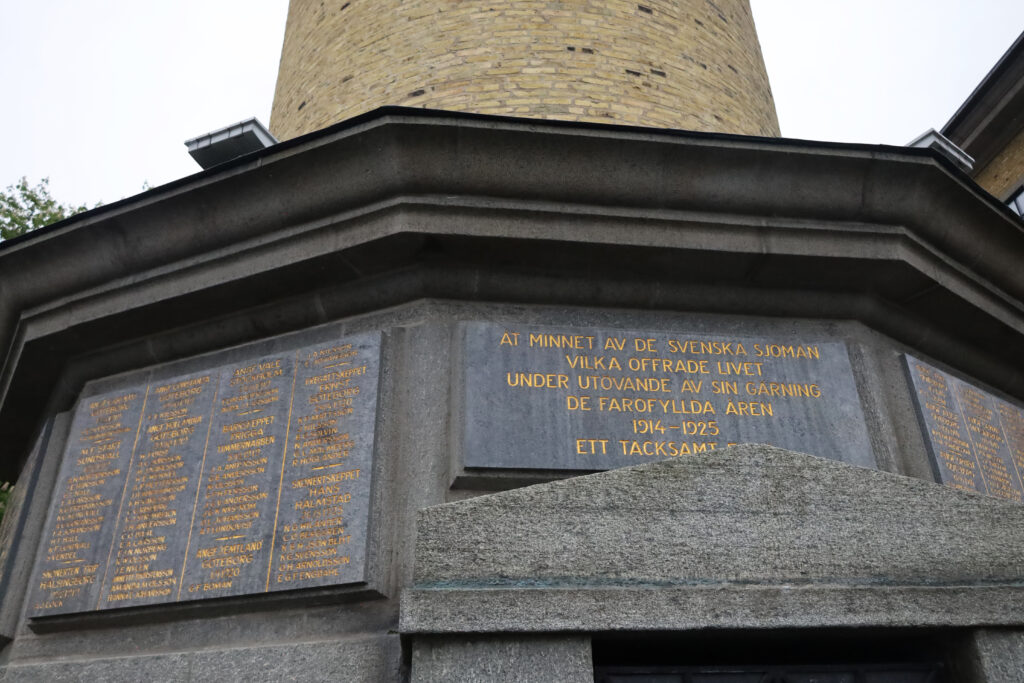 Texten "Åt minnet av de svenska sjömän vilka offrade livet under utövande av sin gärning de farofyllda åren 1914-1925 ett tacksamt folk" står skrivet i guld vid foten av tornet.