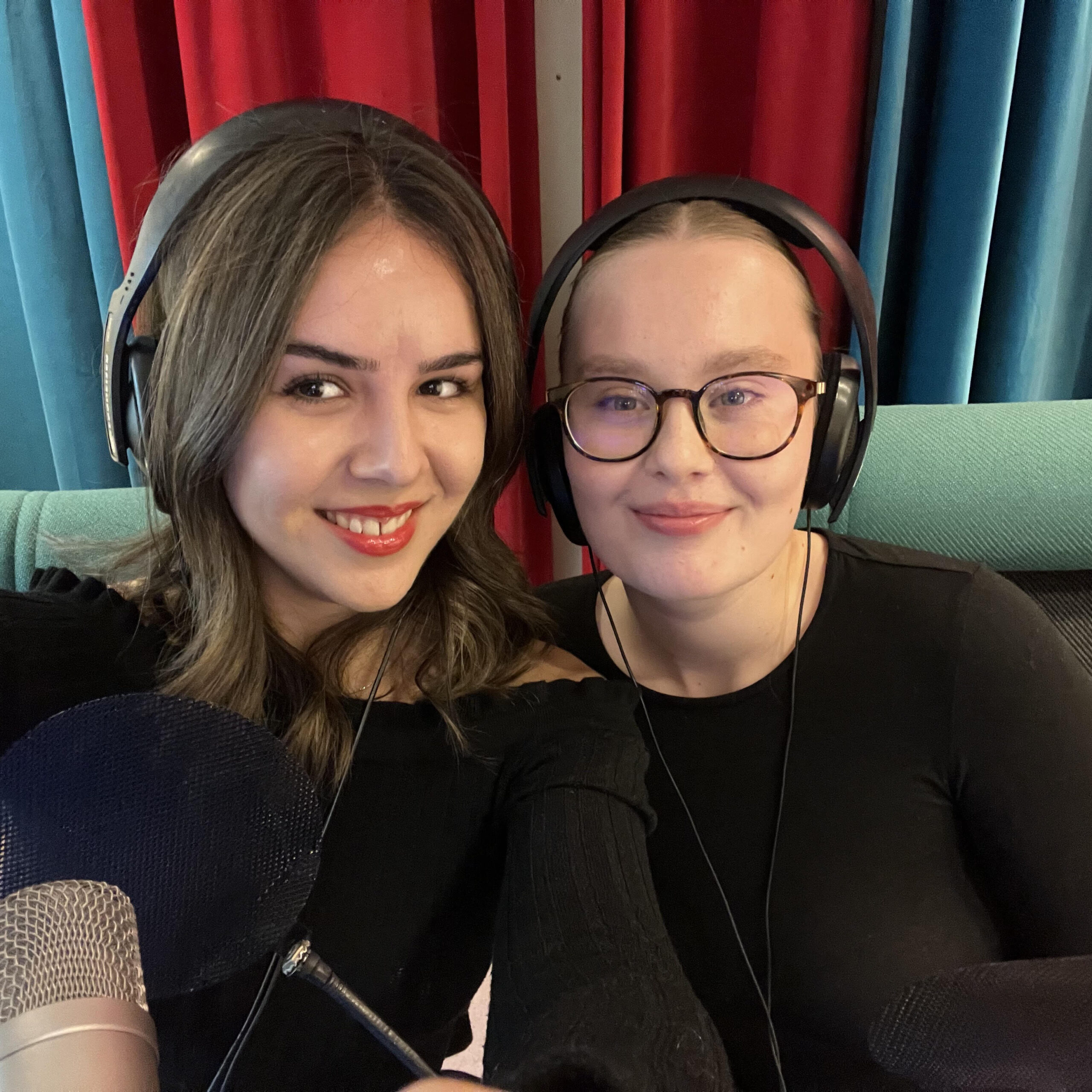 Michelle Nelhans, till vänster, iklädd en svart tröja och med hörlurar ler mot kameran. Till höger ler, Elin Gustavsson, med glasögon och hörlurar, mot kameran.