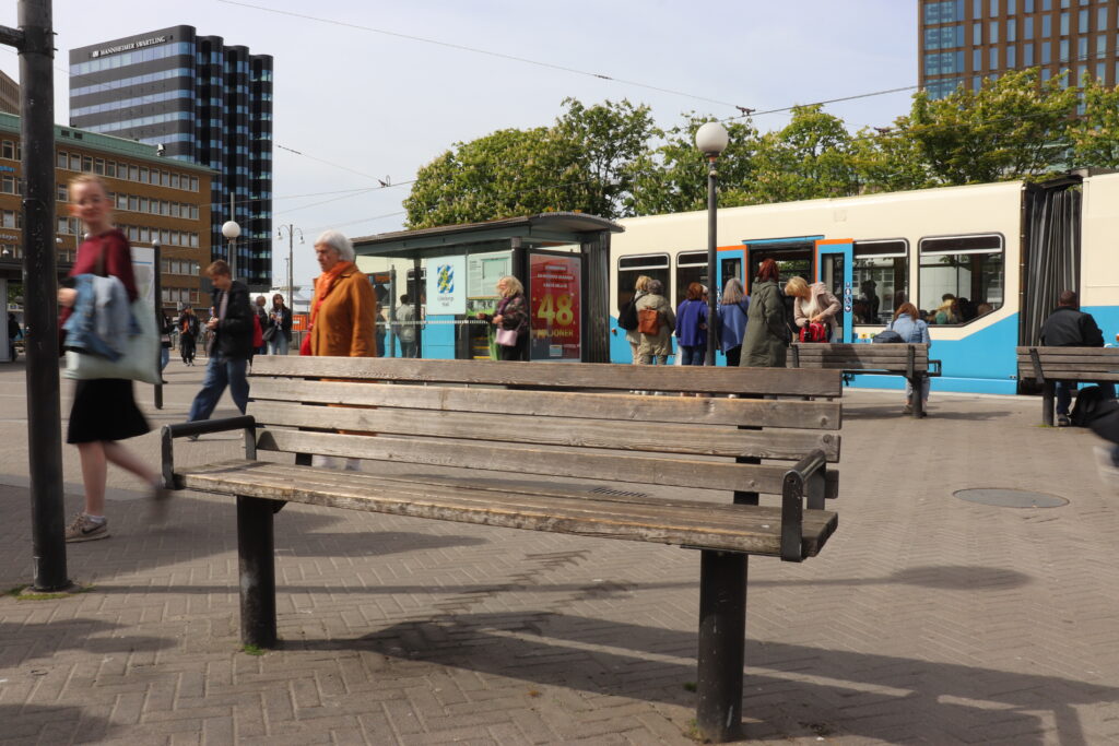 En parkbänk i trä på Järntorgets spårvagnsstation.