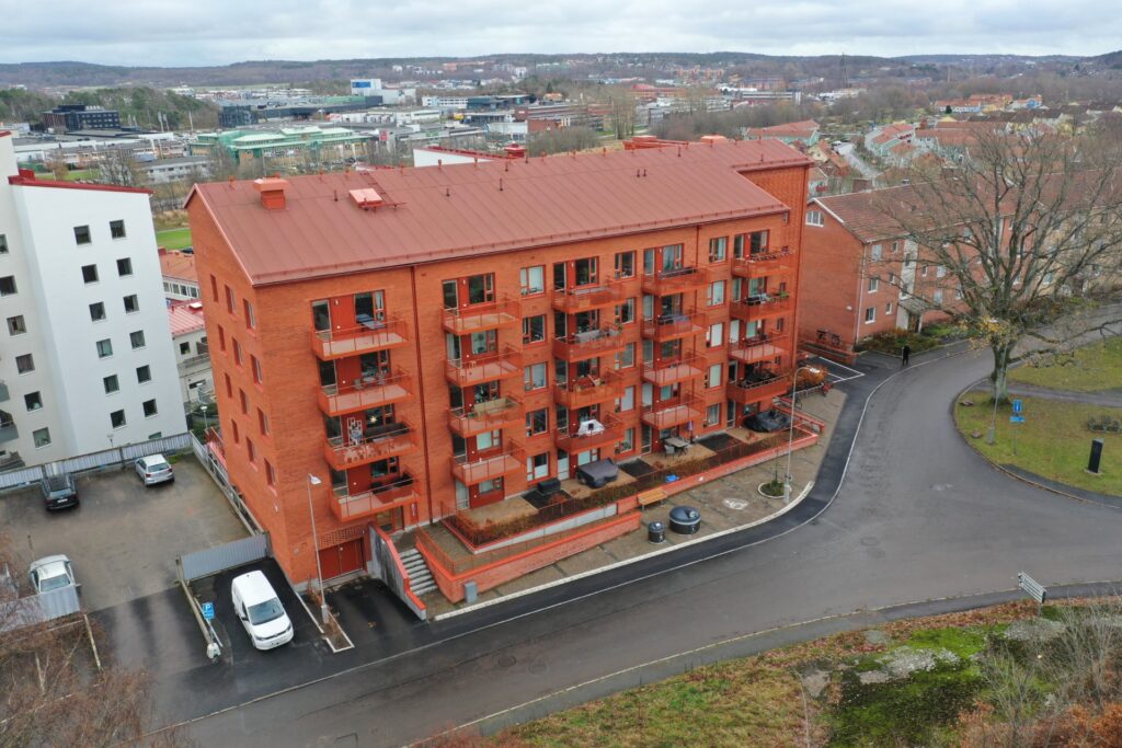 Rostfärgat hus vid Radiotorget.